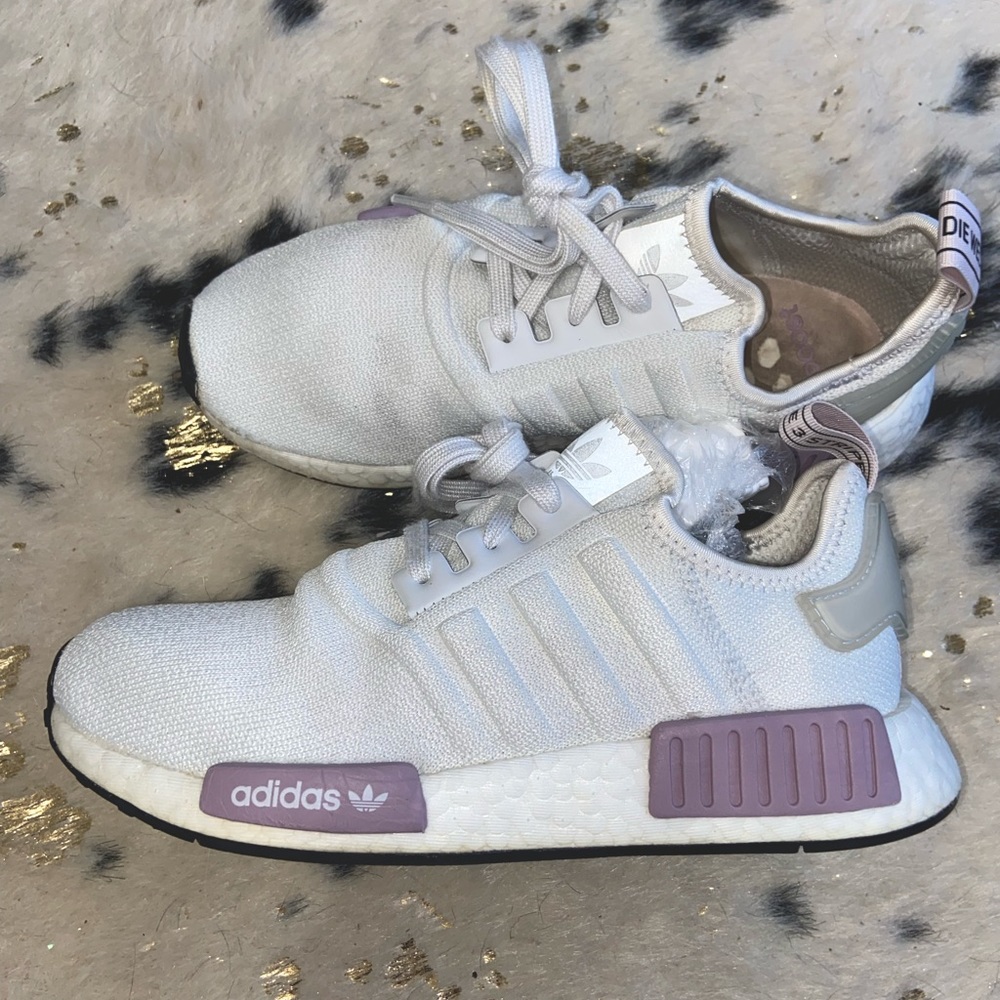 White with a lavender light purple trim Women’s Adidas. Size 7